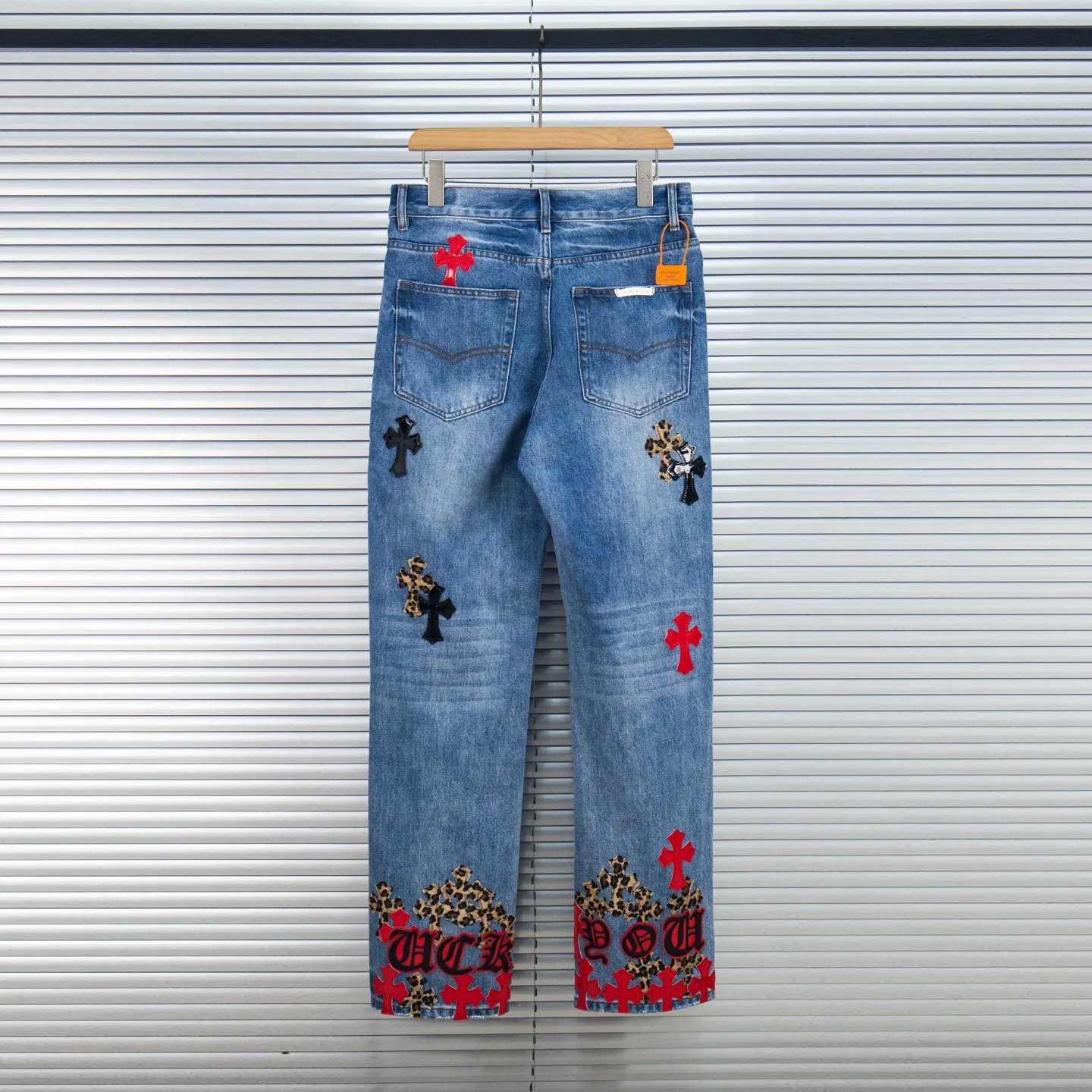 P290 high version Chrome Hearts blue denim with red black panther pattern multi-leather jeans. CH jeans need to be washed and then disassembled and hand-stitched with sheepskin cross leather and then spliced ​​together. The whole piece has too many craftsmanship to explain, patchwork cross pattern embellishment, high-waisted washed jeans! ! Absolutely high-end luxury products, god-level single products and super popular products, made with top heavy industry, a must-see magic weapon. Customized hardware. The fabric is thick and soft after washing. It has good breathability. Customized small leather label. Unique design. The details are simple and elegant, and the workmanship is exquisite. The entire trousers are neatly routed and the details are in place! It’s so cool that both men and women can easily control the genderless trend! Style number: 1799# Color: blue Size: 28 30 32 34 36